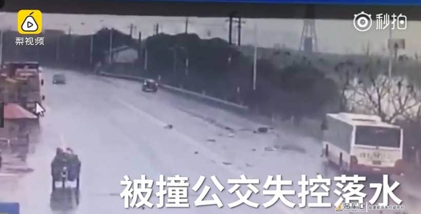 感动中国！吊车司机与时间赛跑，捞起落水公交救回4条人命！