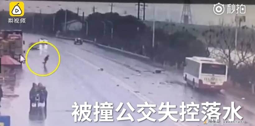感动中国！吊车司机与时间赛跑，捞起落水公交救回4条人命！