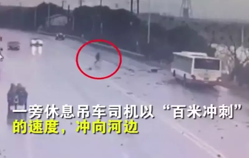 “神操作”司机找到了:公交车冲下河,他神反应开吊车“钓”人