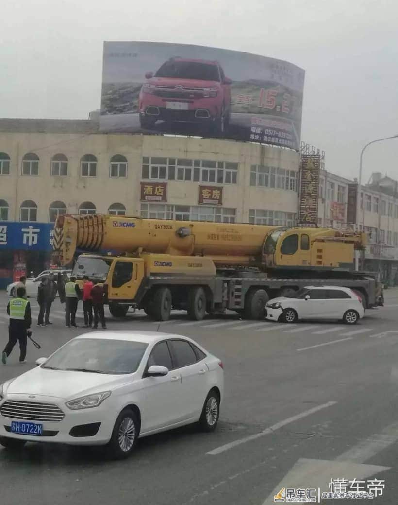 大吊车真壮观,想凑近看看...