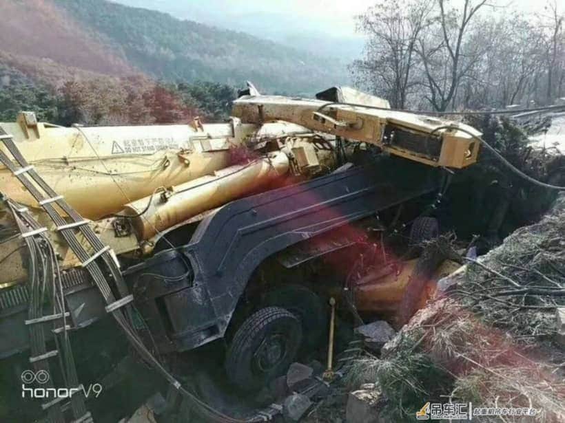 路面塌方,徐工1200吨吊车翻下山坡,保险理赔或创历史之最!