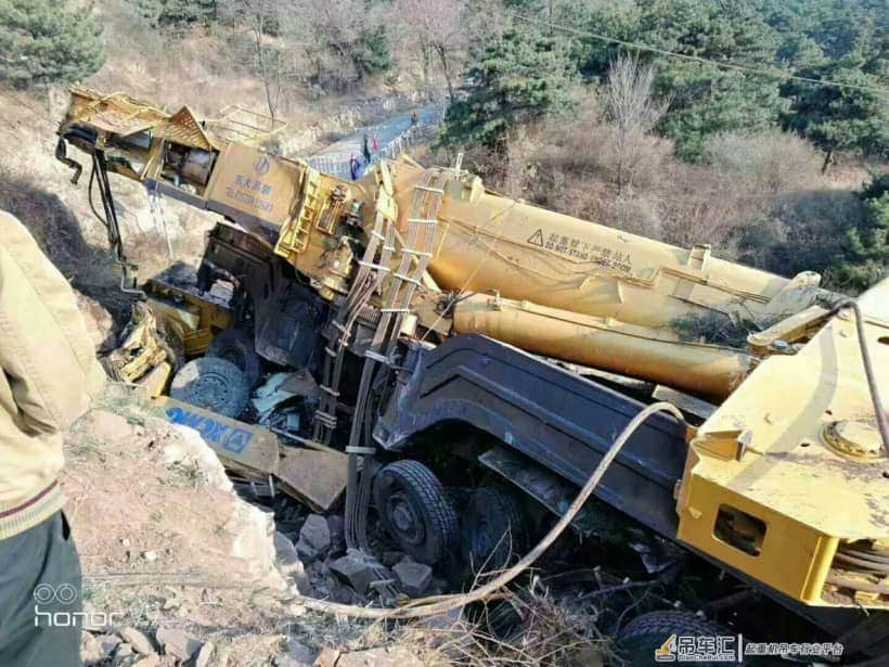 路面塌方,徐工1200吨吊车翻下山坡,保险理赔或创历史之最!