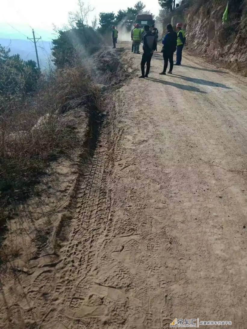 路面塌方,徐工1200吨吊车翻下山坡,保险理赔或创历史之最!