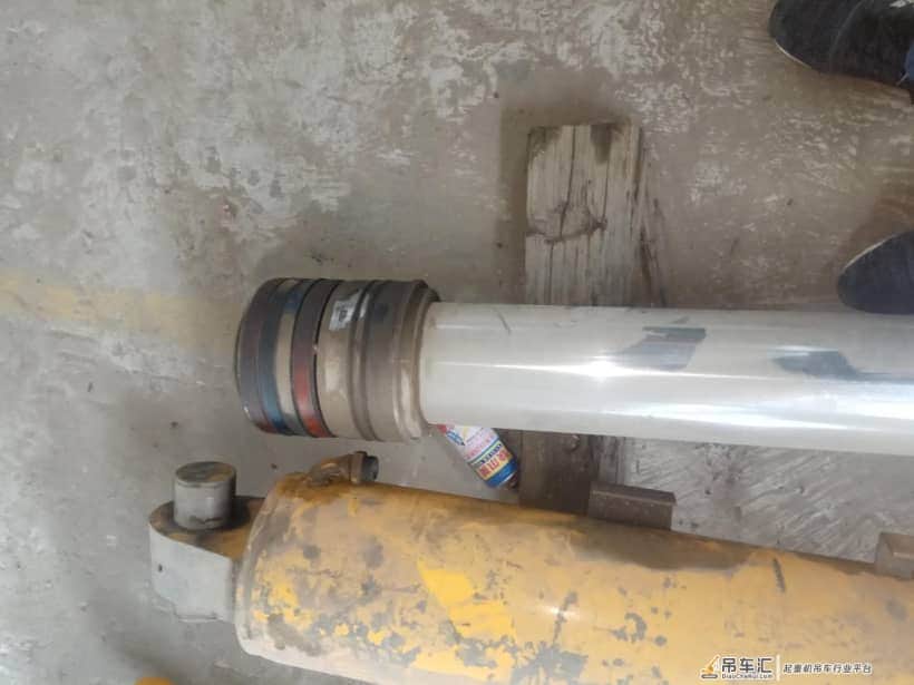 吊车支腿油缸缓缓下降怎么解决?