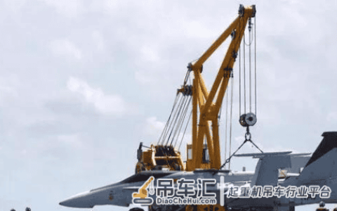 美国航母上的吊车有啥用？不可多得的设备，揭秘移动式吊车的作用