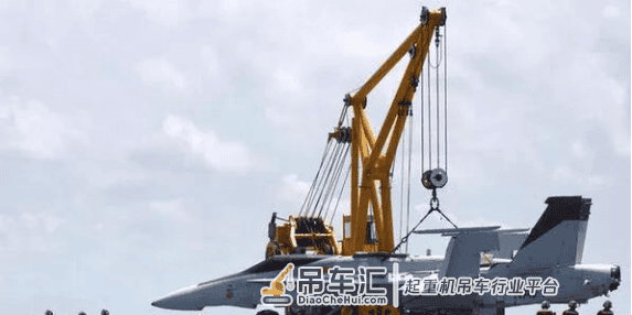美国航母上的吊车有啥用?不可多得的设备,揭秘移动式吊车的作用