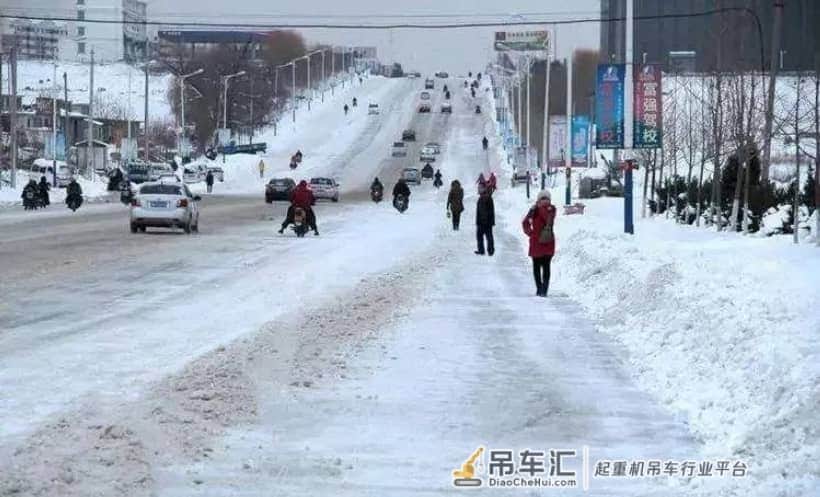 天寒地冻,如果你遇见吊车司机,请给他们一杯热水、一个微笑