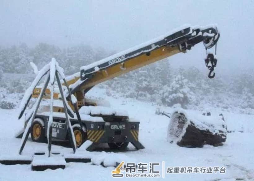 天寒地冻,如果你遇见吊车司机,请给他们一杯热水、一个微笑