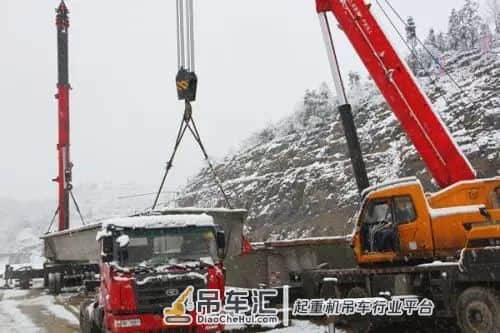 天寒地冻,如果你遇见吊车司机,请给他们一杯热水、一个微笑