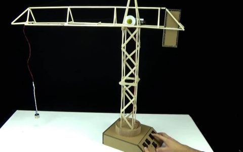 自己动手制作了一台具有磁力吊运功能的起重机，是不是很酷！