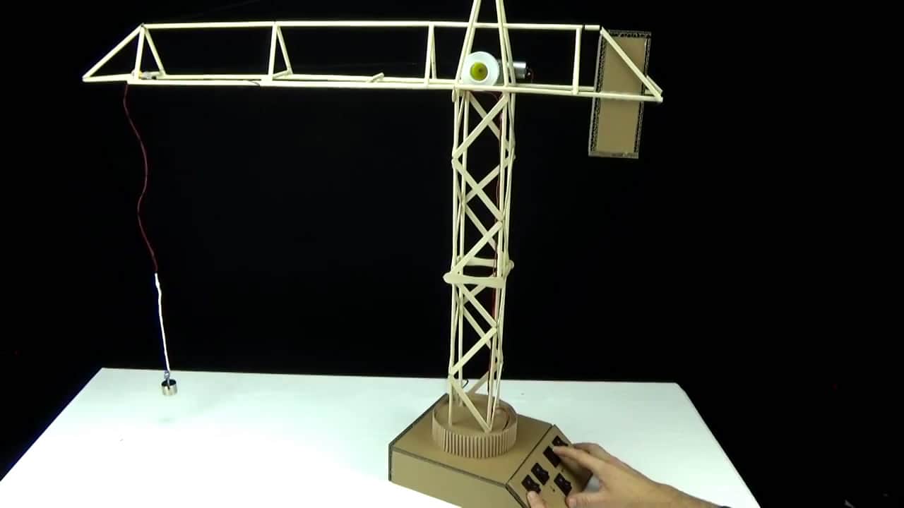 自己动手制作了一台具有磁力吊运功能的起重机,是不是很酷!
