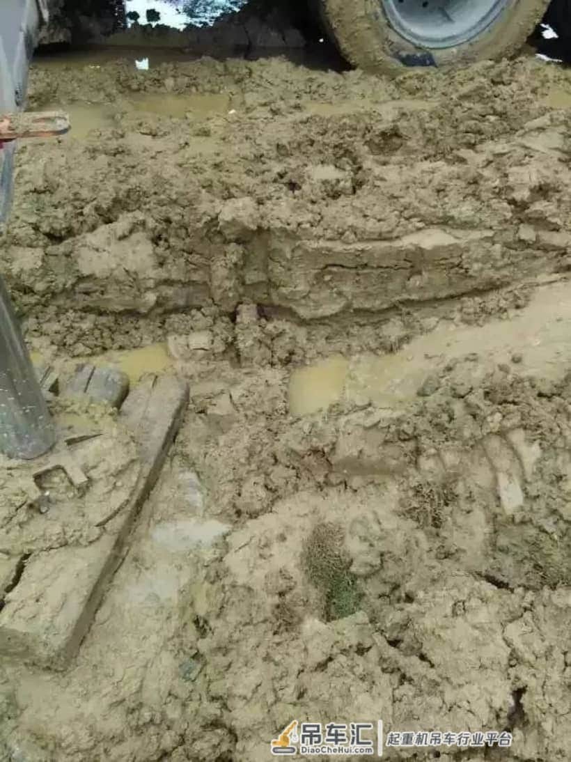 烂泥地更需要默契!6辆中联携手联吊300吨巨石