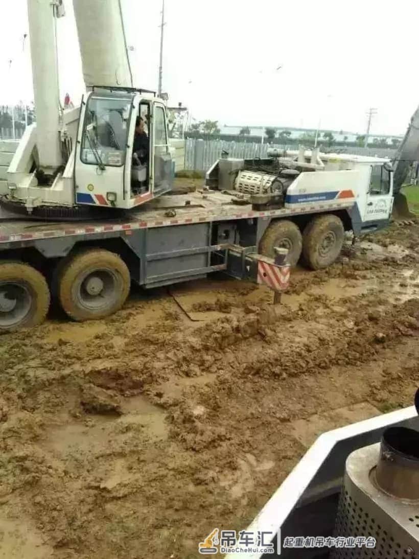烂泥地更需要默契!6辆中联携手联吊300吨巨石