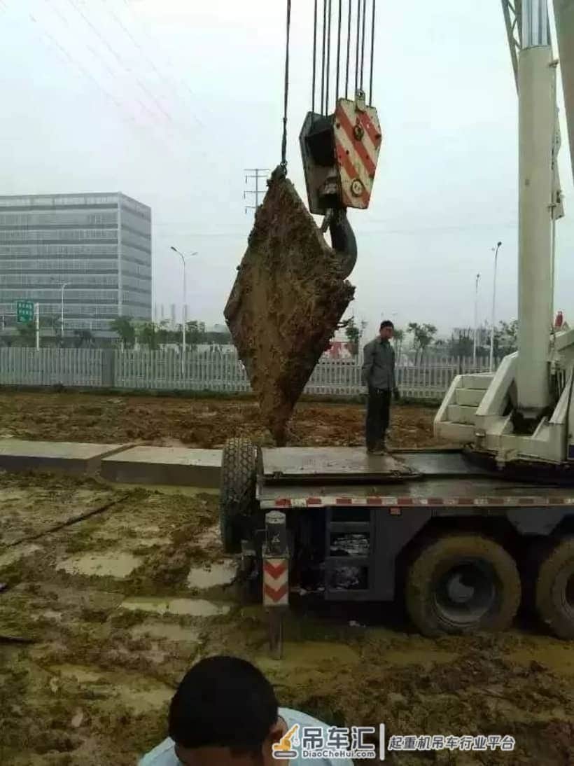 烂泥地更需要默契!6辆中联携手联吊300吨巨石
