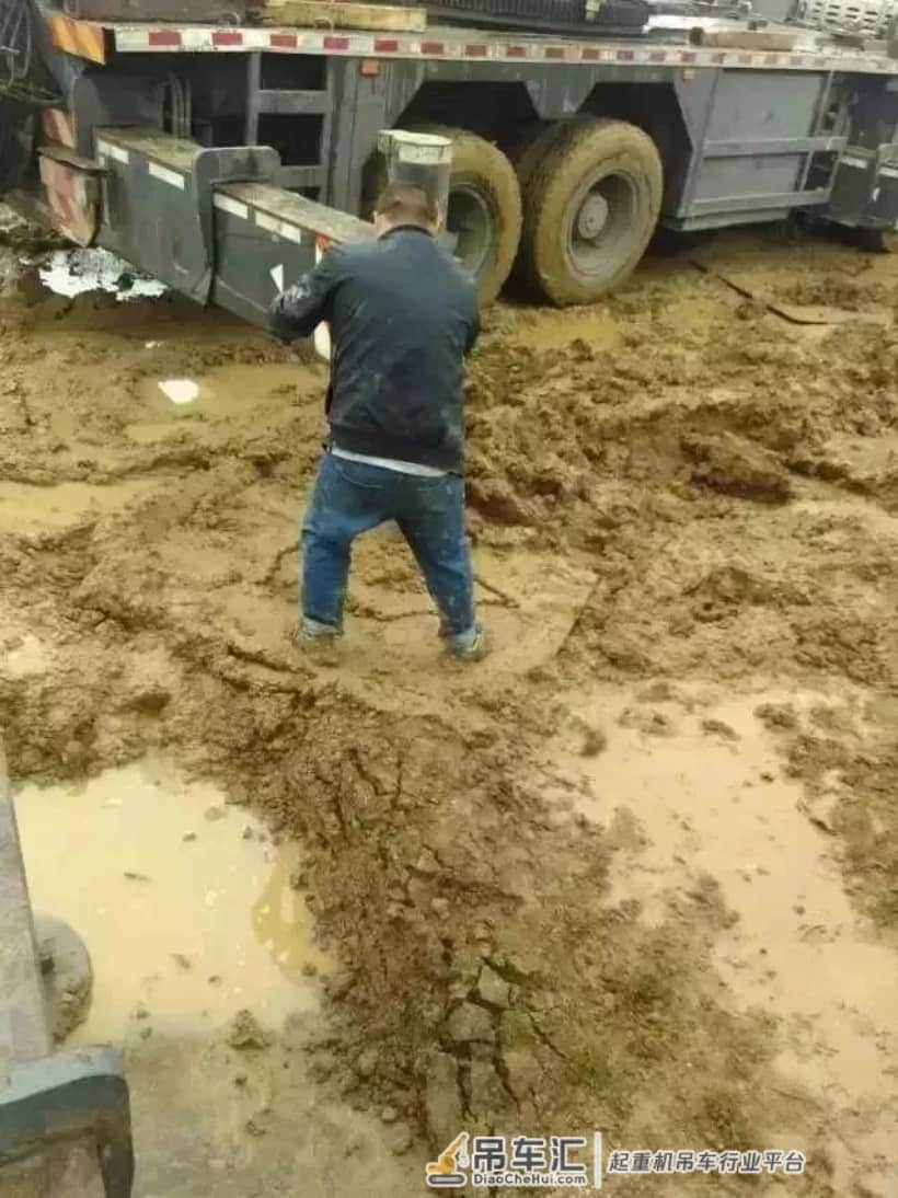 烂泥地更需要默契!6辆中联携手联吊300吨巨石
