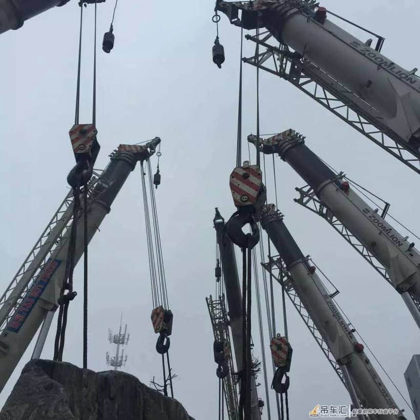 烂泥地更需要默契!6辆中联携手联吊300吨巨石