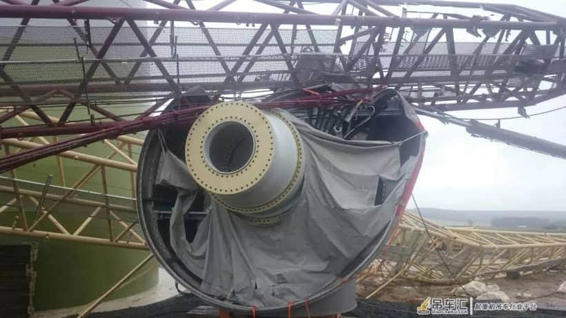 我堂堂特雷克斯履带吊，没想到竟被风吹倒……