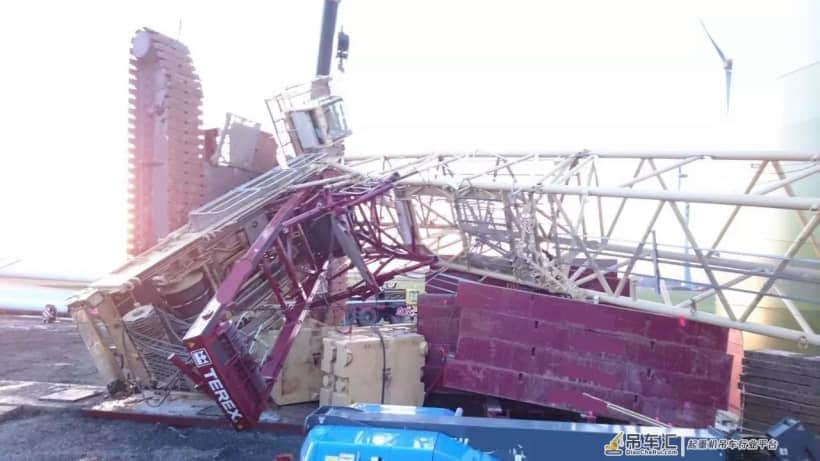 我堂堂特雷克斯履带吊，没想到竟被风吹倒……