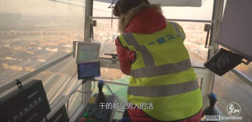 38岁妈妈在130米高层开塔吊,只为挣钱给女儿治病