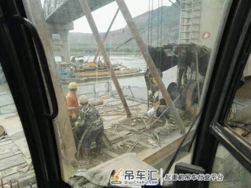 看吊车好兄弟怎么助力打混凝土，这操作你见过吗？