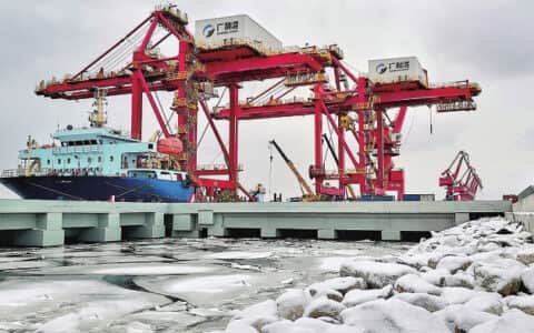 2台船装载岸边集装箱起重机抵达广利港 4月投入使用