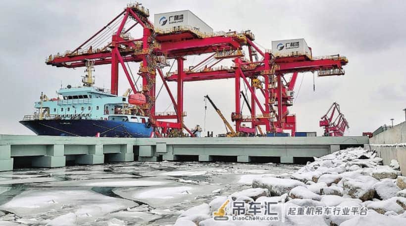 2台船装载岸边集装箱起重机抵达广利港 4月投入使用