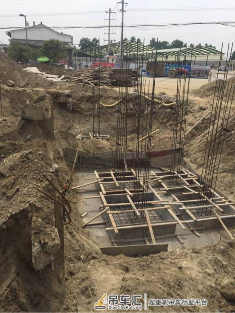吊车吊着挖掘机来挖地基 这房子成本有点高吧