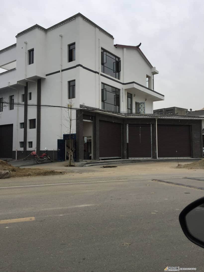 吊车吊着挖掘机来挖地基 这房子成本有点高吧