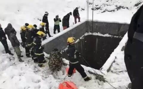 一车两命活活冻死，一场让人心痛的吊车救援……