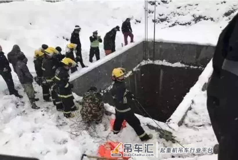 一车两命活活冻死，一场让人心痛的吊车救援……