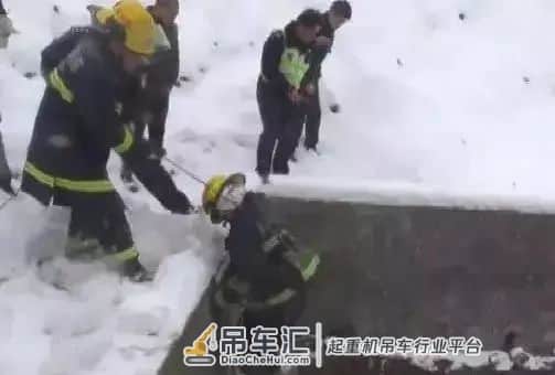 一车两命活活冻死,一场让人心痛的吊车救援……