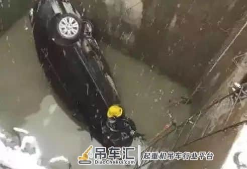 一车两命活活冻死,一场让人心痛的吊车救援……