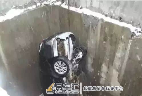 一车两命活活冻死,一场让人心痛的吊车救援……