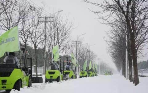 多地暴雪，叉车被改装成除雪车，这支“雪豹突击队”太酷了！