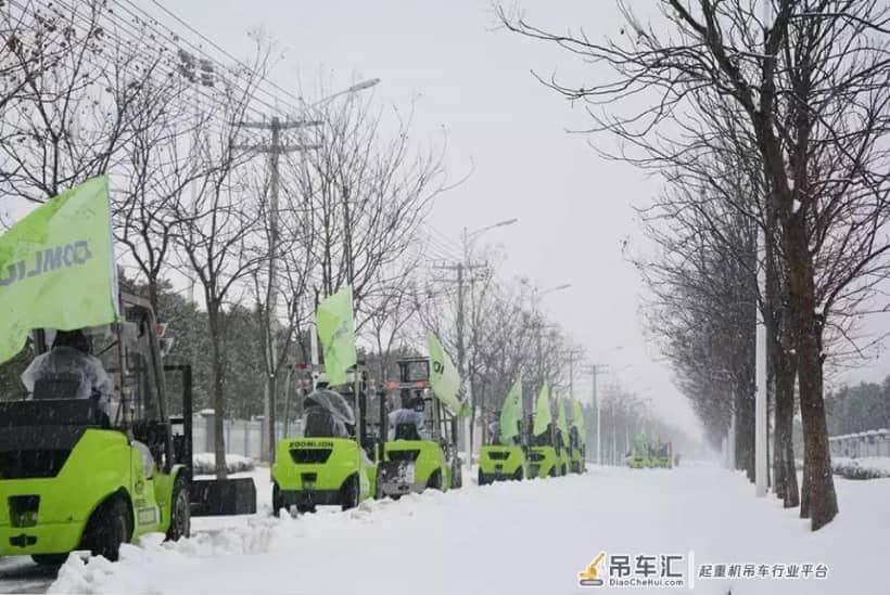 多地暴雪,叉车被改装成除雪车,这支“雪豹突击队”太酷了!