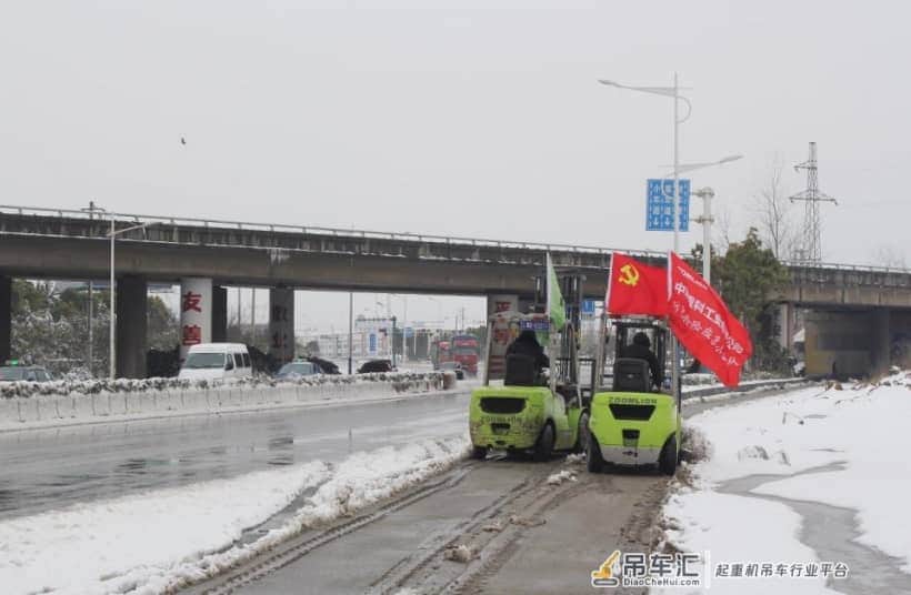 多地暴雪,叉车被改装成除雪车,这支“雪豹突击队”太酷了!