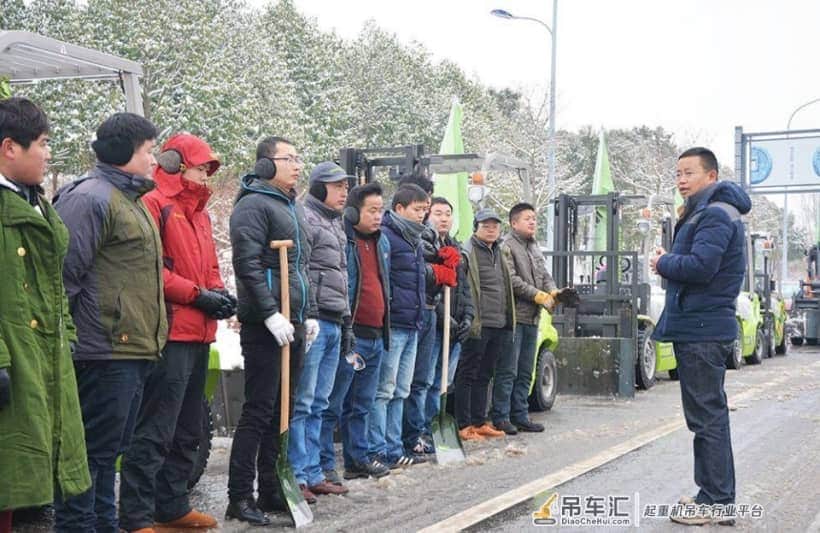 多地暴雪,叉车被改装成除雪车,这支“雪豹突击队”太酷了!