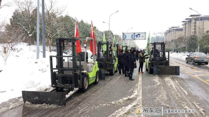 多地暴雪,叉车被改装成除雪车,这支“雪豹突击队”太酷了!