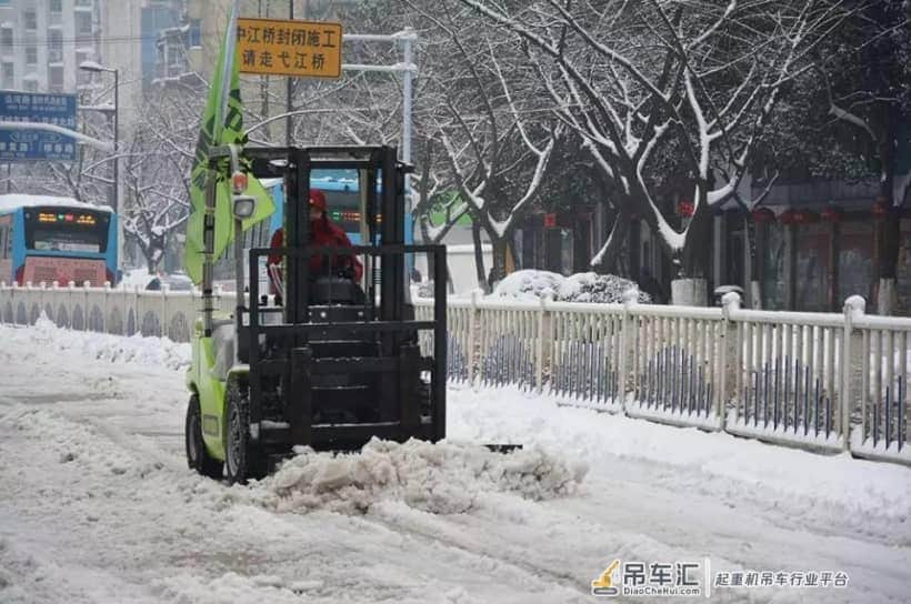 多地暴雪,叉车被改装成除雪车,这支“雪豹突击队”太酷了!