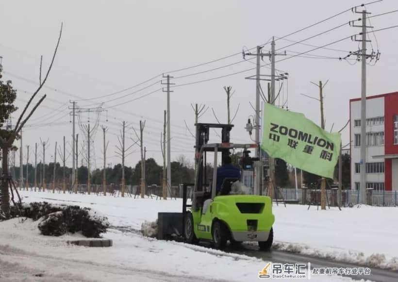 多地暴雪,叉车被改装成除雪车,这支“雪豹突击队”太酷了!