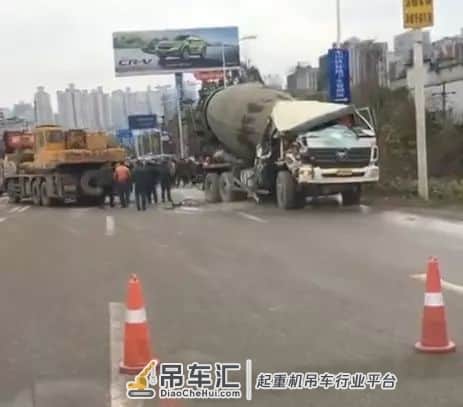 罐车司机,你这是要害死吊车司机啊!