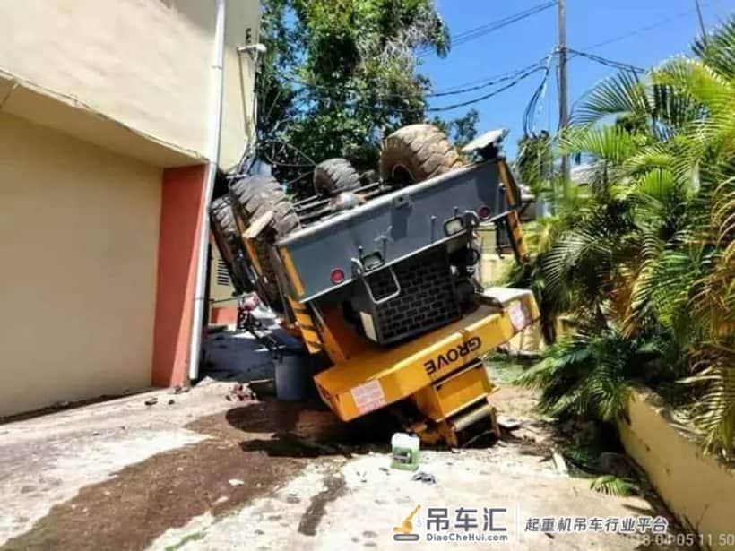 吊车界最罕见的三种翻车姿势,你见过吗?