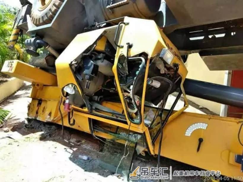 吊车界最罕见的三种翻车姿势,你见过吗?