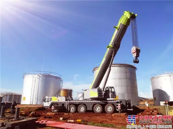海外市场新突破 中联重科全地面起重机QAY200首次进驻非洲