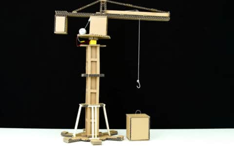 趣味纸板DIY，教你遥控塔吊起重机的纸板制作方法，非常好玩！