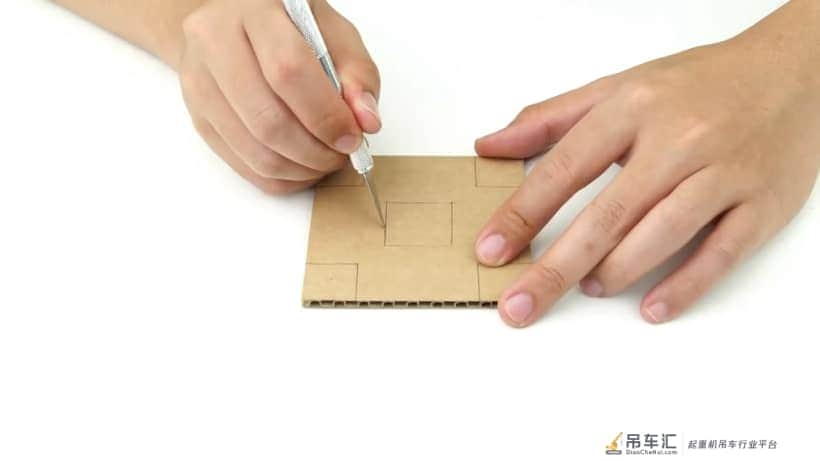 手工制作遥控塔吊起重机，方法很简单，材料就是普通的纸板