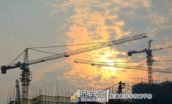 今天重复着昨天,这就是吊车司机的每天