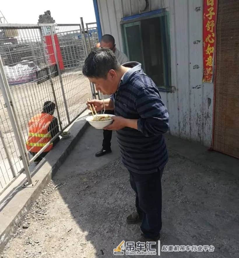 今天重复着昨天,这就是吊车司机的每天