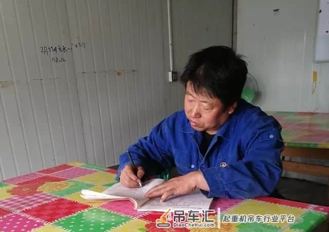 今天重复着昨天,这就是吊车司机的每天