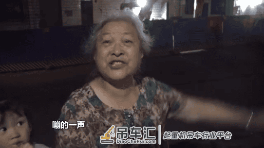8吨重顶棚算成4吨 大吊车力小了发生侧翻